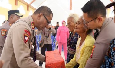 Kapolda-dan-Ketua-Bhayangkari-Daerah-NTT-Menyentuh-Hati-Masyarakat-Lansia-di-Sabu-Raijua